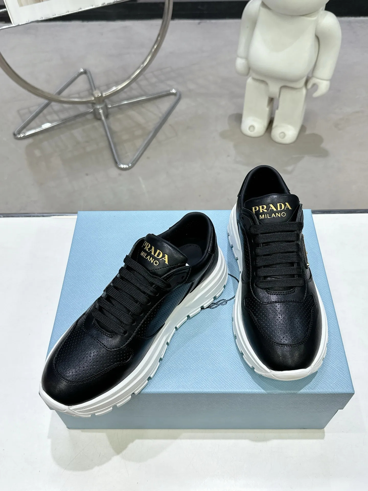 👟👟Ex-factory price 600👟👟 PRADA ²⁰²5𝐬𝐬Prada’s new product comes with strength! ❣️Many Internet celebrities have the same style, fashionable and versatile nice items, original shoes are developed and purchased from Italian counters, and are reproduced 1:1 according to the original taste. This year’s theme is not to be defined, embodying texture through simplicity💛From thick-soled sneakers to zigzag short boots to 2024 flat shoes, everything reveals a sure-fire momentum...combining gentleness and handsomeness, the finishing touch for women❤️ The top-grade open-edge beaded cowhide with imported cowhide triangle logo is consistent with the original version, the wear-resistant and ultra-light two-color outsole, and the sheepskin lining are breathable and comfortable. ⚛Size: Women's 35-40 ⚛Size: Men's 39-45 Original packaging accessories. ⚛